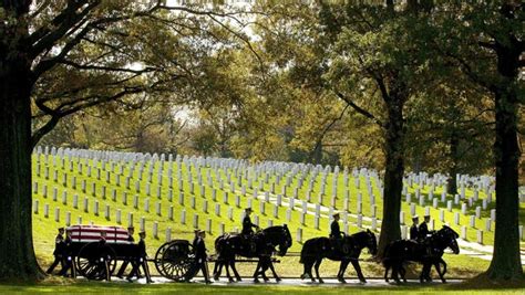 A visitors guide to Arlington Cemetery: honoring history