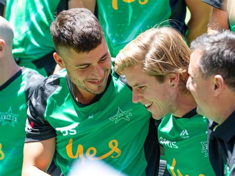 BBL Big Bash: Marcus Stoinis and Adam Zampa hold hands in Melbourne Stars team photo | Daily ...