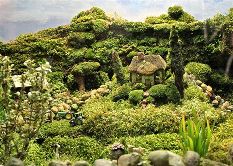 Red House Garden: Two Enchanting Miniature Gardens