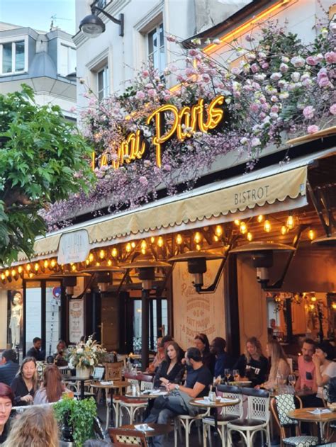 Montmartre Café Le Vrai Paris | Paris cafe, French cafe, Parisian cafe