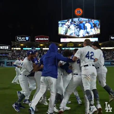 Los Angeles Dodgers on Twitter: "A walk-off on Jackie Robinson Day!"