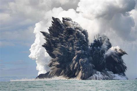 Wave of massive volcanoes created Earth's first supercontinent | New Scientist