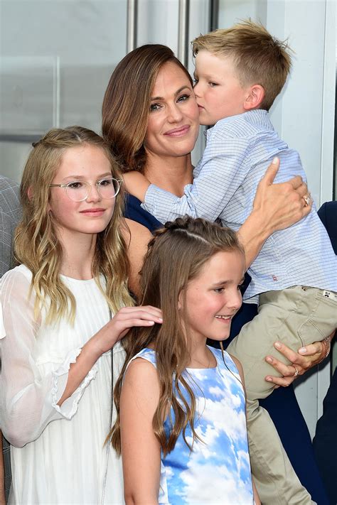 Jennifer Garner Takes Her Three Kids to Walk of Fame Ceremony | PEOPLE.com