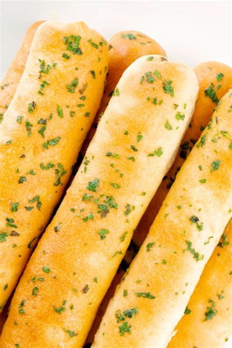 Copycat Olive Garden Breadsticks Video Recipe | TheBellyRulesTheMind