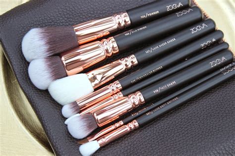 BEAUTY & LE CHIC: Good as Gold! Zoeva Rose Gold Makeup Brush Set