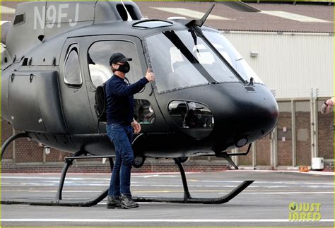 Tom Cruise Wears a Mask for Helicopter Ride in London: Photo 4471528 ...