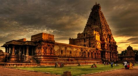 Brihadeeswarar Temple - India For You