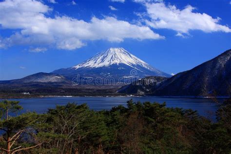 Mt. Fuji over Lake Motosu stock image. Image of freeze - 6332203