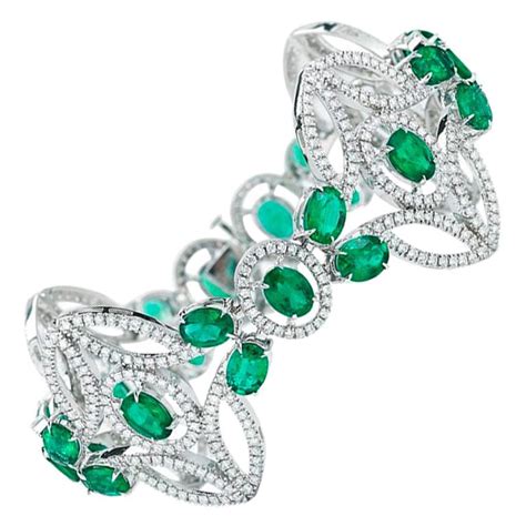 Emerald And Diamond Bracelet in 18K Gold For Sale at 1stDibs