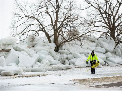 ‘Ice Tsunami’ Phenomenon Hit Towns On U.S. Great Lakes - Signs Of The ...