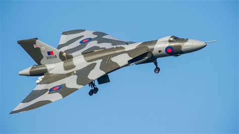 British Vulcan Bomber's Farewell Tour Draws Crowds of 250,000 - Bloomberg