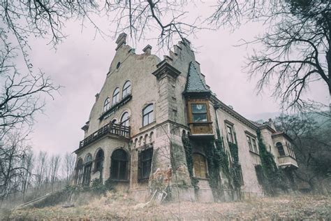 6 most terrifying and haunted places in Canada