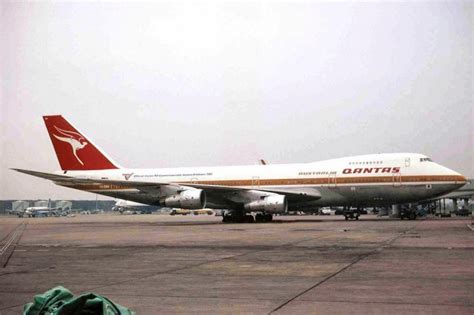 John Travolta Comes to Seattle to Celebrate Qantas’ Retro 737 Livery : AirlineReporter