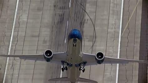 Watch a Boeing 787 Dreamliner make a near vertical takeoff - Orlando ...