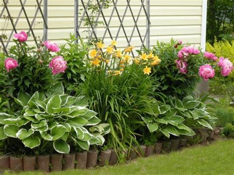 33 Beautiful Flower Beds Adding Bright Centerpieces to Yard Landscaping and Garden Design ...