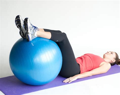 3 Ways to Do a Reverse Crunch Twist With an Exercise Ball