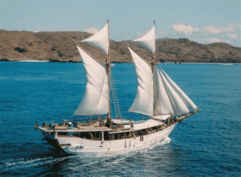 Sewa Kapal Phinisi Tanaka Cruise Liveaboard Labuan Bajo, Cozy Style Phinisi