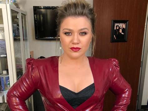 Kelly Clarkson Continues To Show Off Her Weight Loss | Celebrity Insider