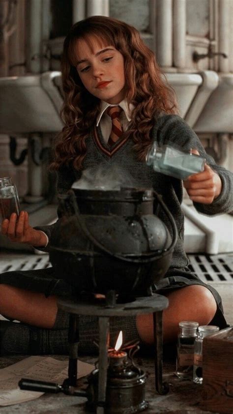 Emma Watson As Hermione Granger, Sitting On The Floor, - Harry Potter Cute Emma Watson (#3195911 ...