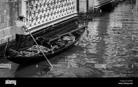 Venice Canals boat tour Stock Photo - Alamy