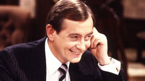 Derek Fowlds: Yes Minister and Heartbeat actor dies aged 82 - BBC News