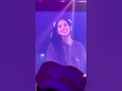 Jisoo crying in Concert day 2 || BLACKPINK WORLD TOUR DAY 2 - YouTube