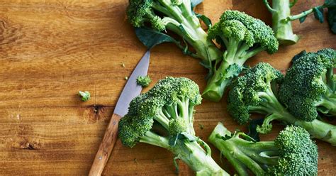 Can You Eat Raw Broccoli? Benefits and Downsides