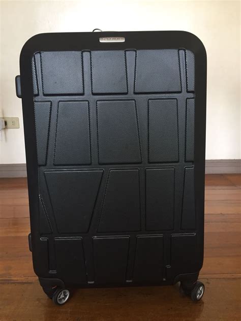 Samsonite 20kg black, Hobbies & Toys, Travel, Luggage on Carousell