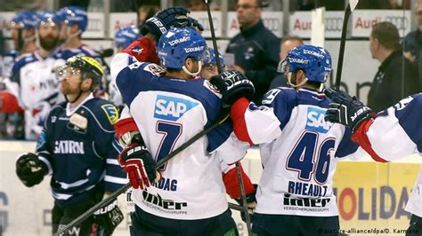 Adler Mannheim win game six of ice hockey playoffs to seal title number seven | DW Learn German