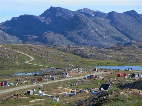 Residents of Sisimiut, Greenland, tie up their sled dogs in this valley east of town. | Groenlandia