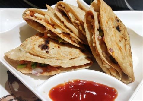 Roti Pizza Wrap Recipe by Arti Gupta - Cookpad