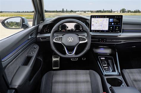 VW Golf 2024: arrivano l'Infotainment con AI e nuovo motore ibrido