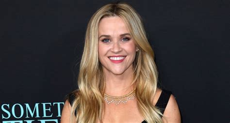 Reese Witherspoon Takes Selfie with ﻿Her Christmas Tree - PureWow