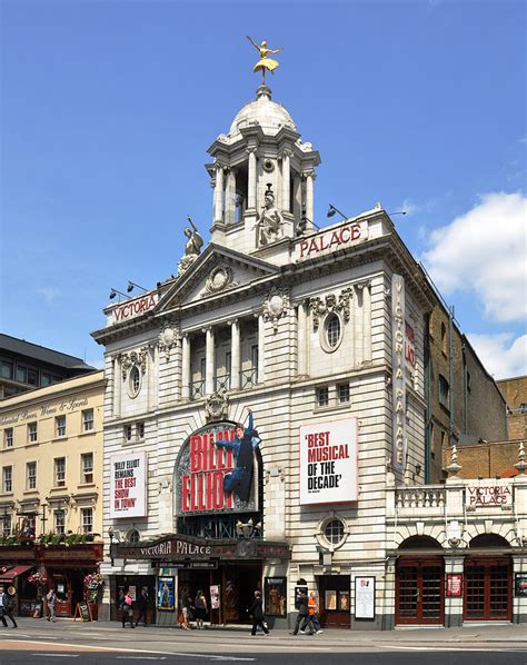 How to make the most of London if you are a Theatre lover - The Long Trip Home