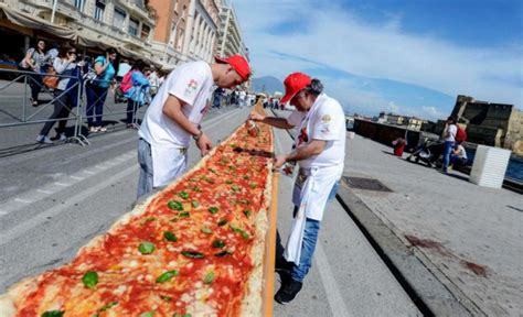 World biggest Pizza is made in Italy (1.8 km)