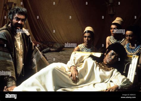 ANTONY AND CLEOPATRA, Richard Johnson (left), Janet Suzman (reclining), 1974 Stock Photo - Alamy