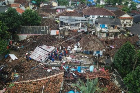 Hal 2 : Bupati Cianjur Sebut Korban Meninggal Dunia Akibat Gempa Mencapai 600 Orang - GenPI.co JABAR