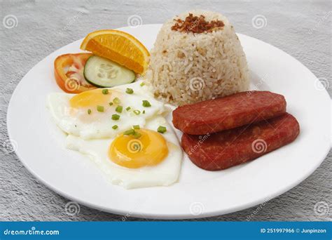 Alimentos De Filipino Recentemente Cozidos Chamados Spamsilog Ou Fatias De Ovo Spam E Arroz ...