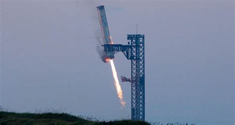 Watch | SpaceX catches giant Starship booster - TechCentral