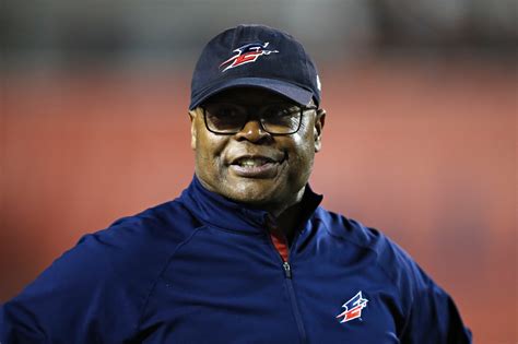 Chicago Bears: Mike Singletary a candidate for Defensive Coordinator