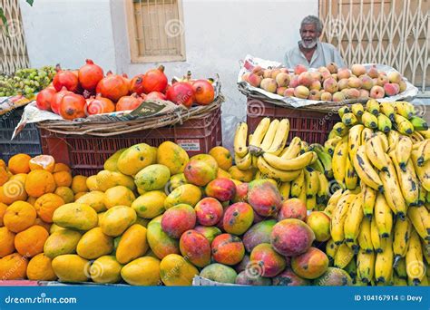 HARDWAR, INDIA - APRIL 24, 2017: Salesman Selling Fruits on the Editorial Stock Image - Image of ...