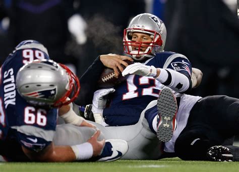 Tom Brady tries to start a fight with a Ravens lineman, yells at referee, doesn’t get flagged ...