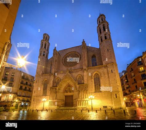 Facade of the Basilica of Santa Maria del Mar at night and blue hour (Barcelona, Catalonia ...