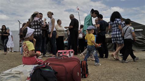 Thousands of refugees flee fighting in east Ukraine