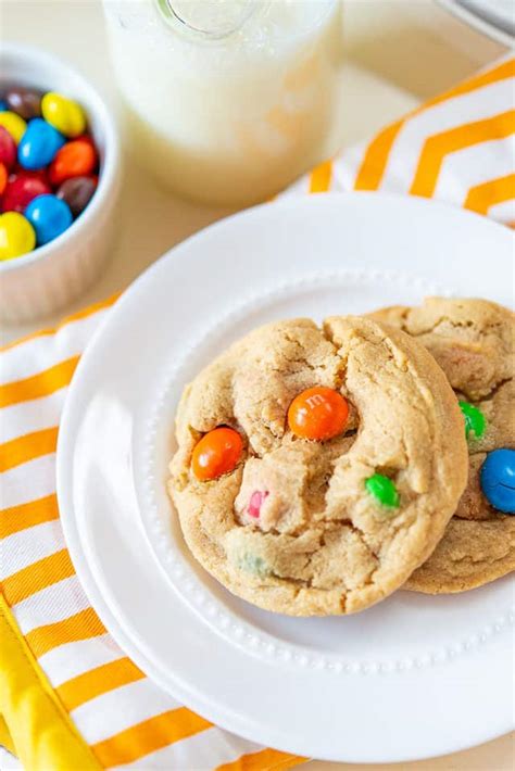 Peanut Butter M&M Cookies - SO good and easy to make!