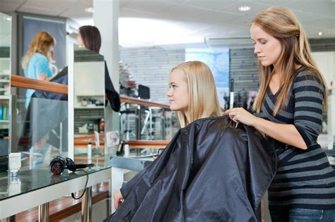 Do You Know All the Different Kinds of Hair Salon Capes?