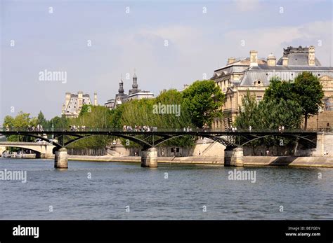 Pont des arts and louvres museum on the seine river hi-res stock ...