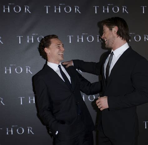 1100x1080 Resolution tom hiddleston, chris hemsworth, actors 1100x1080 ...