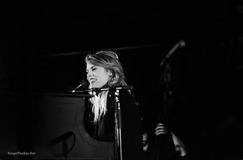 Coeur de Pirate: Secret Show in Montreal (PHOTOS) - Forget The Box