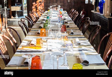 Italian restaurant interior hi-res stock photography and images - Alamy